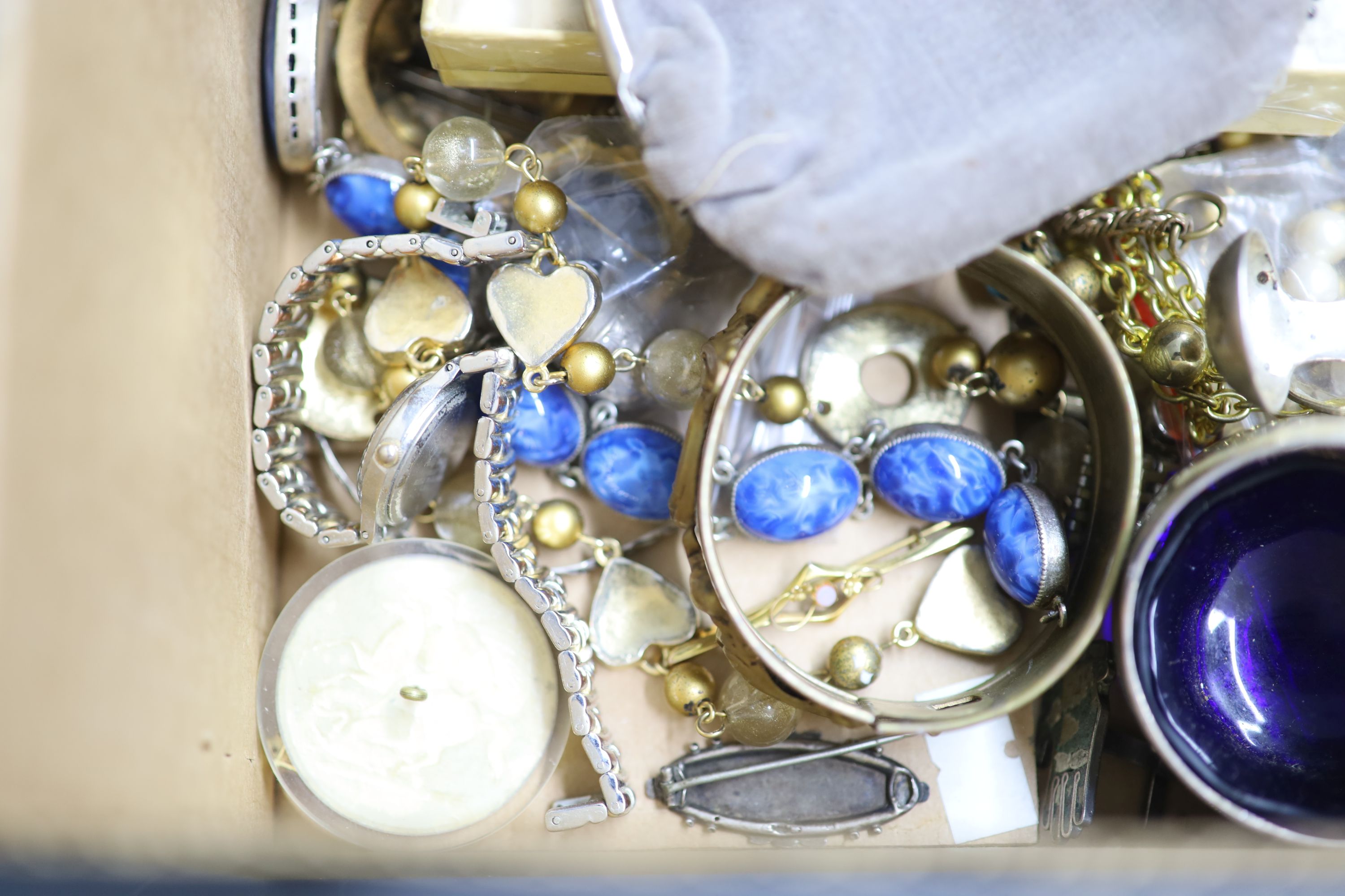 A mixed group of jewellery and other items, including two Victorian yellow metal brooches, a yellow metal overlaid mourning pendant etc